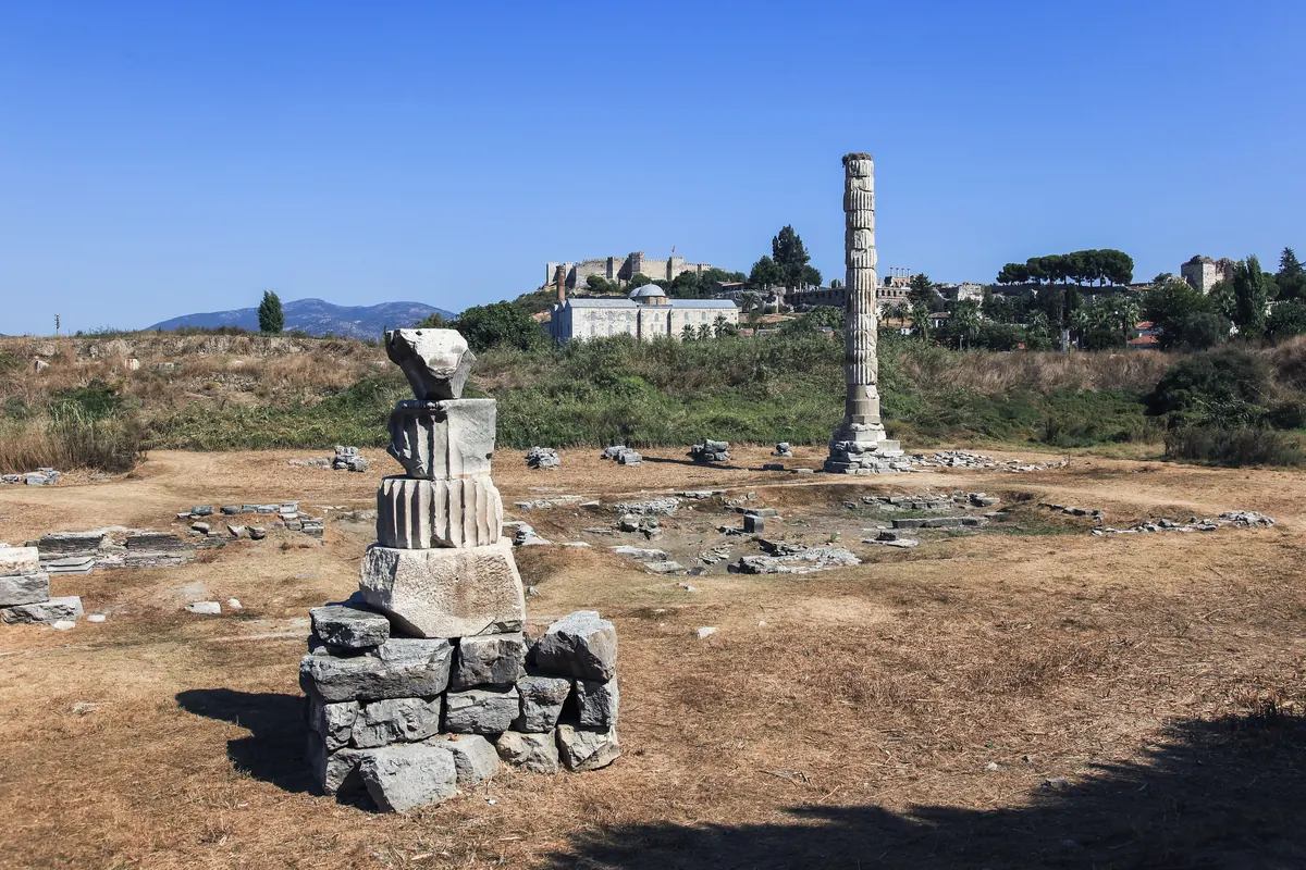 Selçuk'ta Artemis Tapınağı'nın ayakta kalan tek sütunu