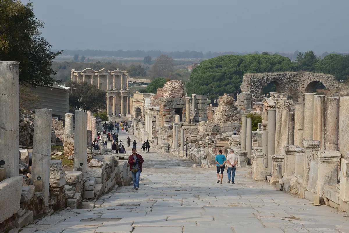 Efes'te Kuretler Caddesi ve ilerideki Celsus Kütüphanesi
