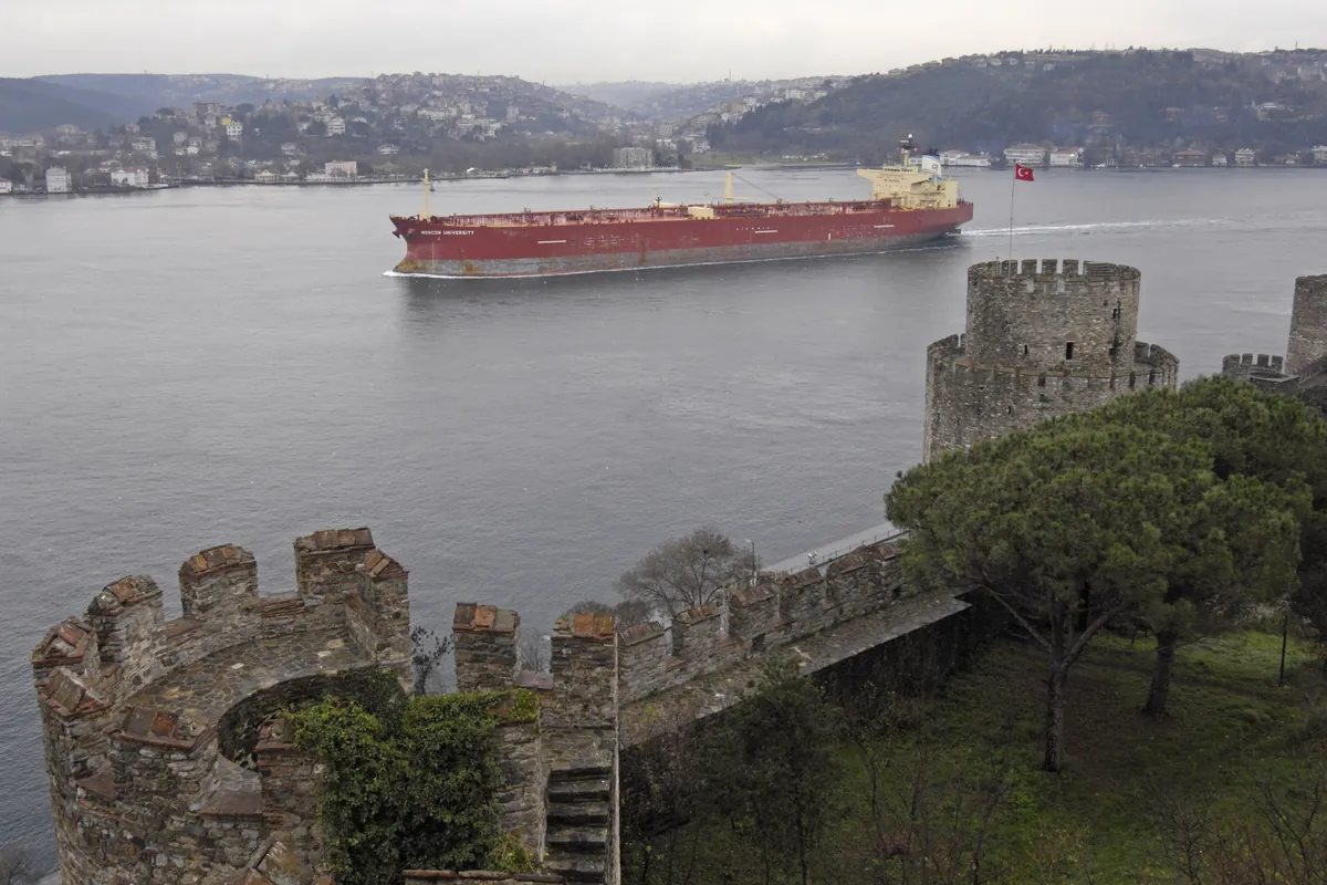 Mury Rumeli Hisarı i statek na Bosforze