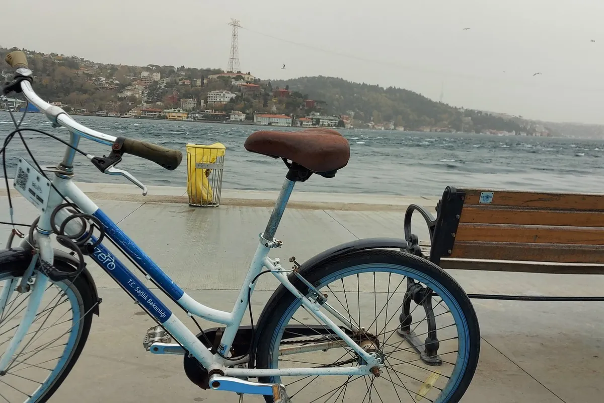 Promenada w Bebek z widokiem na Bosfor