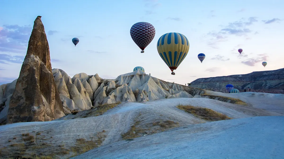 Karlı Kapadokya manzarası ve balonlar
