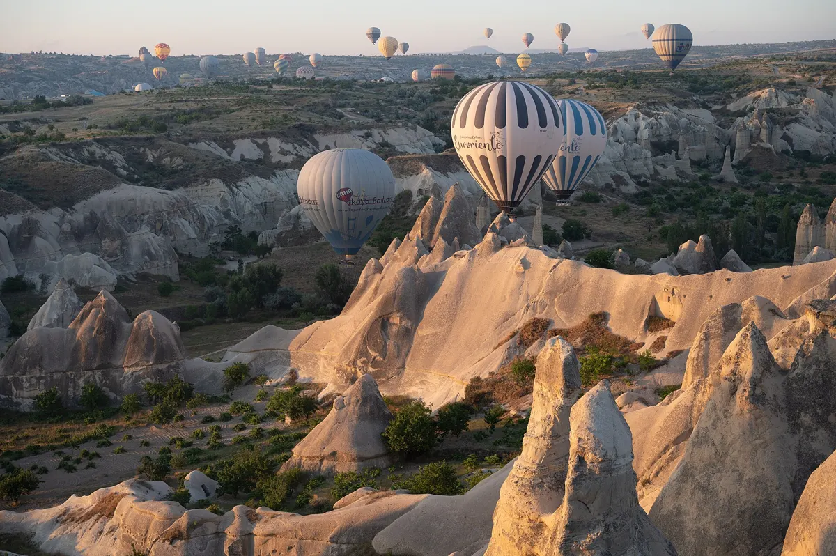 Göreme vadilerinde peri bacalarının üzerinde uçan balonlar