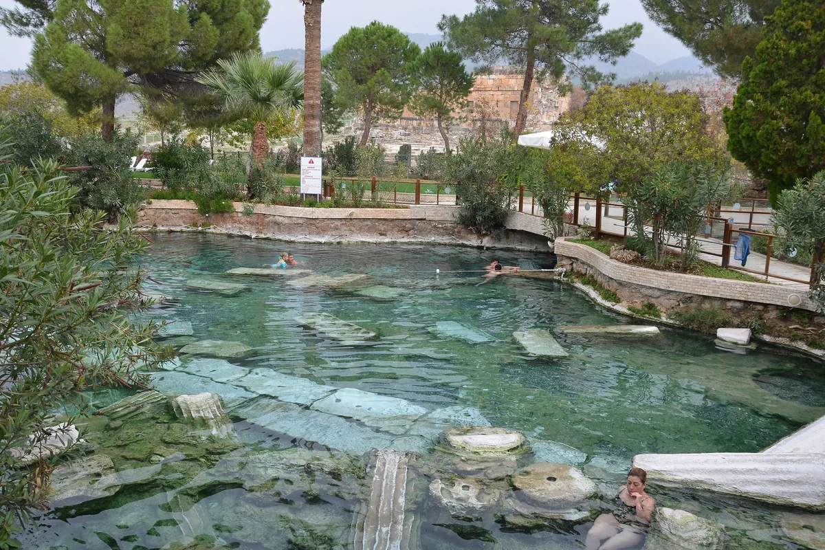 Pamukkale Antik Havuz’da suya devrilmiş sütunlar