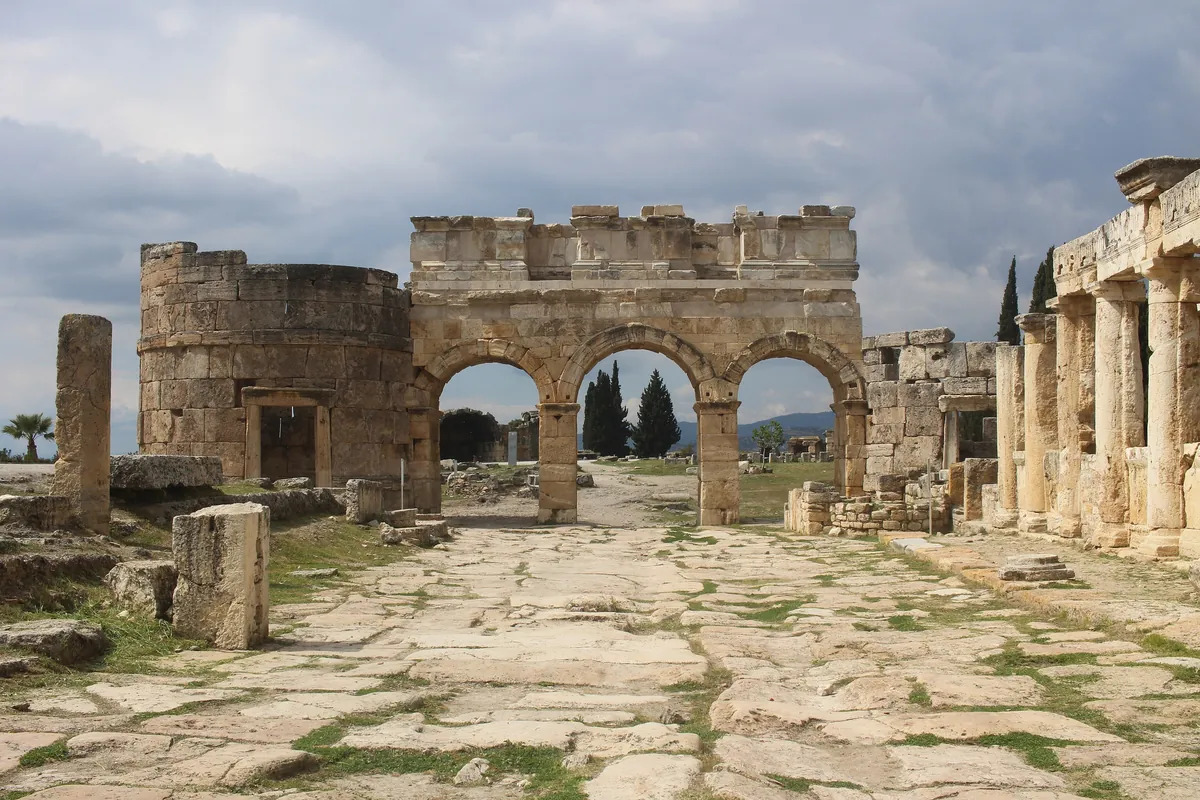 Hierapolis Frontinus Caddesi ve kemerli kapısı