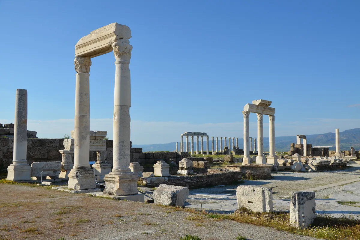 Laodikeia antik kentinde ayakta kalan sütunlar