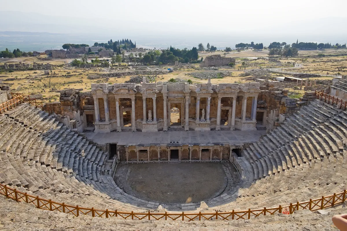 Hierapolis antik tiyatrosu ve sahne binası
